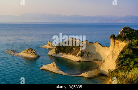 Kap Drastis bei Sonnenuntergang in der Nähe und Peroulades Sidari Village - schöne Küste Landschaft mit hohen Klippen und Paradise Beach - KORFU, IONISCHE INSEL, Gr Stockfoto
