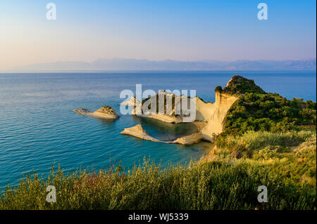 Kap Drastis bei Sonnenuntergang in der Nähe und Peroulades Sidari Village - schöne Küste Landschaft mit hohen Klippen und Paradise Beach - KORFU, IONISCHE INSEL, Gr Stockfoto