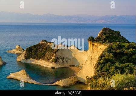 Kap Drastis bei Sonnenuntergang in der Nähe und Peroulades Sidari Village - schöne Küste Landschaft mit hohen Klippen und Paradise Beach - KORFU, IONISCHE INSEL, Gr Stockfoto