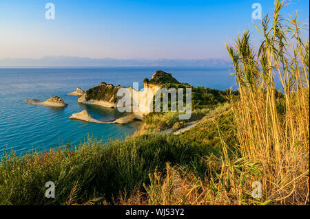 Kap Drastis bei Sonnenuntergang in der Nähe und Peroulades Sidari Village - schöne Küste Landschaft mit hohen Klippen und Paradise Beach - KORFU, IONISCHE INSEL, Gr Stockfoto