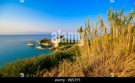 Kap Drastis bei Sonnenuntergang in der Nähe und Peroulades Sidari Village - schöne Küste Landschaft mit hohen Klippen und Paradise Beach - KORFU, IONISCHE INSEL, Gr Stockfoto