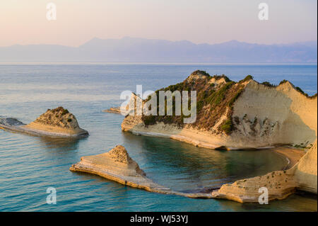 Kap Drastis bei Sonnenuntergang in der Nähe und Peroulades Sidari Village - schöne Küste Landschaft mit hohen Klippen und Paradise Beach - KORFU, IONISCHE INSEL, Gr Stockfoto