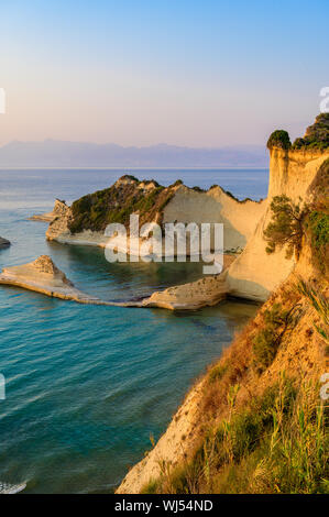 Kap Drastis bei Sonnenuntergang in der Nähe und Peroulades Sidari Village - schöne Küste Landschaft mit hohen Klippen und Paradise Beach - KORFU, IONISCHE INSEL, Gr Stockfoto