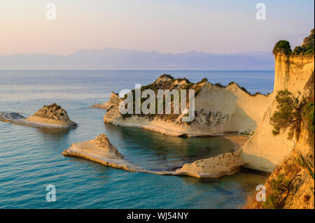 Kap Drastis bei Sonnenuntergang in der Nähe und Peroulades Sidari Village - schöne Küste Landschaft mit hohen Klippen und Paradise Beach - KORFU, IONISCHE INSEL, Gr Stockfoto