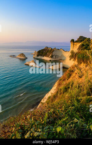 Kap Drastis bei Sonnenuntergang in der Nähe und Peroulades Sidari Village - schöne Küste Landschaft mit hohen Klippen und Paradise Beach - KORFU, IONISCHE INSEL, Gr Stockfoto