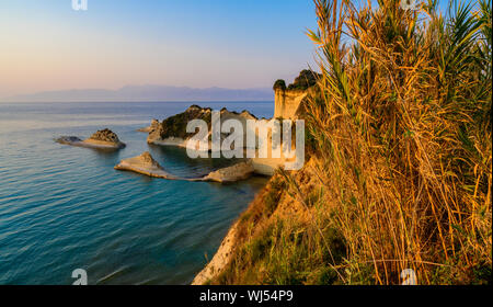 Kap Drastis bei Sonnenuntergang in der Nähe und Peroulades Sidari Village - schöne Küste Landschaft mit hohen Klippen und Paradise Beach - KORFU, IONISCHE INSEL, Gr Stockfoto