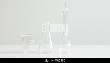 Laborglas auf weiße, stark und sterile Konzept Stockfoto