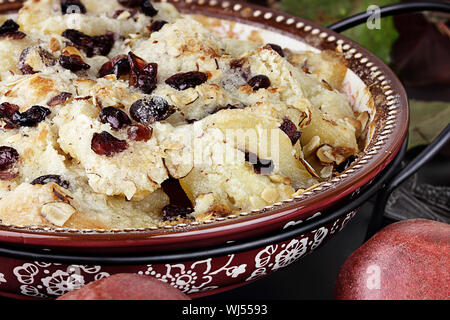 Birne frisch mit Preiselbeeren und Mandeln und frischen Birnen gemacht. Stockfoto
