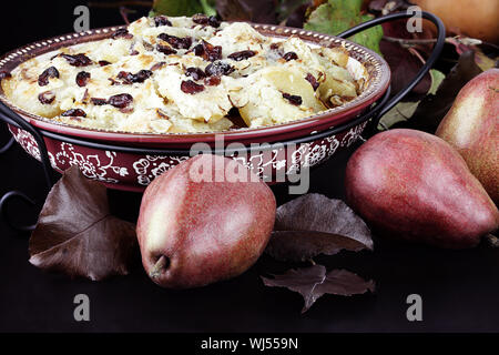 Birne frisch mit Preiselbeeren und Mandeln und frischen Birnen gemacht. Stockfoto
