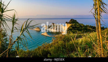 Kap Drastis bei Sonnenuntergang in der Nähe und Peroulades Sidari Village - schöne Küste Landschaft mit hohen Klippen und Paradise Beach - KORFU, IONISCHE INSEL, Gr Stockfoto
