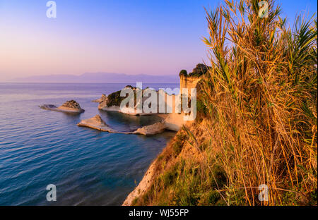 Kap Drastis bei Sonnenuntergang in der Nähe und Peroulades Sidari Village - schöne Küste Landschaft mit hohen Klippen und Paradise Beach - KORFU, IONISCHE INSEL, Gr Stockfoto