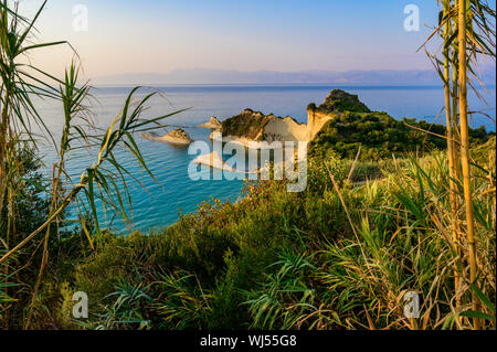 Kap Drastis bei Sonnenuntergang in der Nähe und Peroulades Sidari Village - schöne Küste Landschaft mit hohen Klippen und Paradise Beach - KORFU, IONISCHE INSEL, Gr Stockfoto
