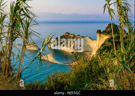 Kap Drastis bei Sonnenuntergang in der Nähe und Peroulades Sidari Village - schöne Küste Landschaft mit hohen Klippen und Paradise Beach - KORFU, IONISCHE INSEL, Gr Stockfoto