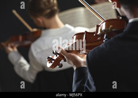 Geiger spielt auf dem Konzert, Rückansicht Stockfoto