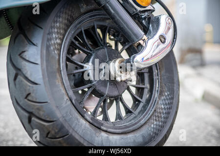 Vorderrad von elektrischen Motorrad Roller. Stockfoto