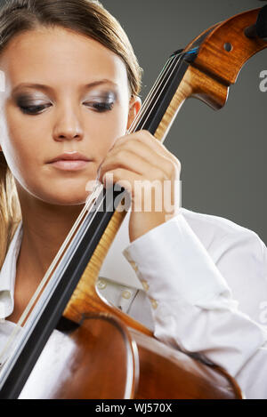 Bildnis einer blonden Frau Cellospiel hautnah Stockfoto