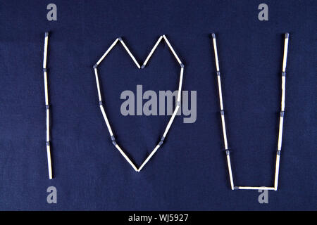 Worte 'i love U' aus Streichhölzer Stockfoto