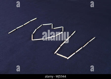 Worte 'i love U' aus Streichhölzer Stockfoto