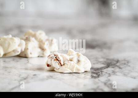 Keto butter Pecan fett Bomben. Mit Pekannuss, Kokos Öl und Butter gemacht. . Selektive Fokus mit unscharfem Hintergrund. Ketogenic Diät Konzept Stockfoto