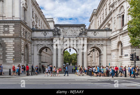 Bögen am Eingang zu King Charles Street Off Parliament Street (Whitehall), Westminster, London, Großbritannien. Auswärtige Amt. Stockfoto