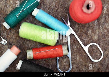 Nähwerkzeuge auf eine Faser, die aus Wolle. Close-up-Farbfoto Stockfoto