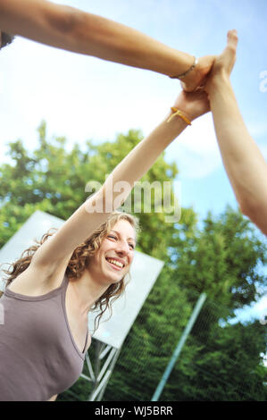 Drei Jugendliche geben ein high Five, hautnah Hände Stockfoto