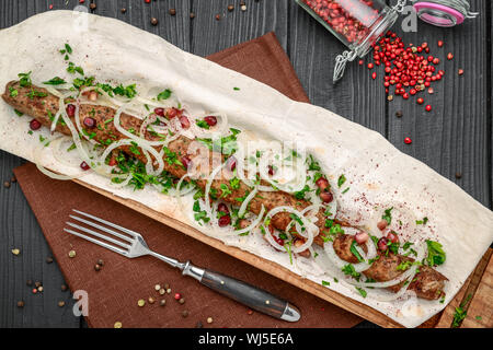 Abendessen serviert mit Lula Kebab und frischem Gemüse. Armenischen stil Kebab. gegrilltes Fleisch Stockfoto