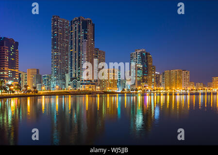 SHARJAH, VAE - 28. Oktober: Sharjah - dritte größte und bevölkerungsreichste Stadt in Vereinigte Arabische Emirate, am 28. Oktober 2013. Es ist die am meisten industrialisierten Stockfoto