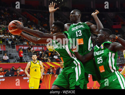 (190903) - DONGGUAN, Sept. 3, 2019 (Xinhua) - babacar Toure (L) des Segenal konkurriert bei der Gruppe H Match zwischen Australien und dem Senegal im Jahr 2019 FIBA-Weltmeisterschaft in Dongguan, Provinz Guangdong im Süden Chinas, an Sept. 3, 2019. (Xinhua / Zhu Zheng) Stockfoto