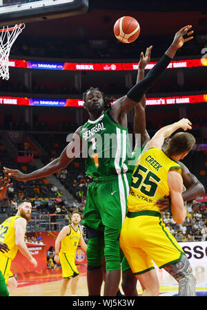 (190903) - DONGGUAN, Sept. 3, 2019 (Xinhua) - Maurice Ndour (L) des Segenal konkurriert mit Mitch Creek von Australien in der Gruppe H Match zwischen Australien und dem Senegal im Jahr 2019 FIBA-Weltmeisterschaft in Dongguan, Provinz Guangdong im Süden Chinas, an Sept. 3, 2019. (Xinhua / Zhu Zheng) Stockfoto