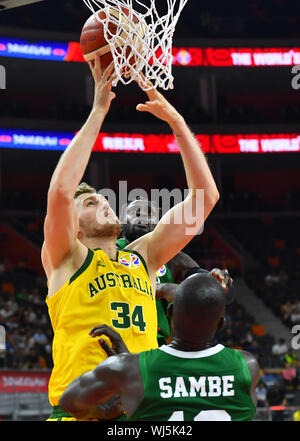 (190903) - DONGGUAN, Sept. 3, 2019 (Xinhua) - Jock Landale (L) von Australien geht zum Basketball während der Gruppe H Match zwischen Australien und dem Senegal im Jahr 2019 FIBA-Weltmeisterschaft in Dongguan, Provinz Guangdong im Süden Chinas, an Sept. 3, 2019. (Xinhua / Zhu Zheng) Stockfoto