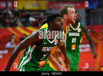 (190903) - DONGGUAN, Sept. 3, 2019 (Xinhua) - babacar Toure (L) des Segenal konkurriert bei der Gruppe H Match zwischen Australien und dem Senegal im Jahr 2019 FIBA-Weltmeisterschaft in Dongguan, Provinz Guangdong im Süden Chinas, an Sept. 3, 2019. (Xinhua / Zhu Zheng) Stockfoto