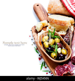 Italienische Salami mit Oliven und Ciabatta auf weißem Hintergrund (mit leicht abnehmbaren Sample text) Stockfoto