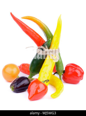 Bündel von verschiedenen Chili Peppers mit Rawit, Fresno, Orange und rote Habanero, Jalapeno Grün, Rot und Schwarz Santa Fee und Niederländischen Chili isoliert auf weißem Stockfoto