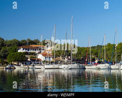 Yachten vor Anker in Vathi, Meganissi, Griechenland, Europa Stockfoto