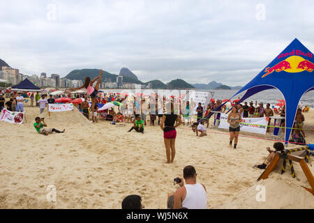 RIO DE JANEIRO - 03.November 2012: Slackline Kandidat auf dem Sand von Copacabana in Rio Elephant Cup Turnier, am November 03, 2012 auf die Copac Gmbh Stockfoto