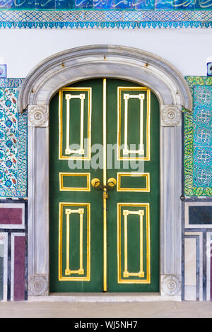 Alte Holztür in der Topkapi Palast, der große Palast in Istanbul, Türkei, das war die wichtigste Residenz der osmanischen Sultane. Stockfoto