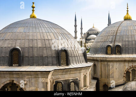 Die Blaue Moschee oder Sultan Ahmed Moschee gesehen durch das Fenster auf die Hagia Sophia, die ehemalige orthodoxe Basilika (Kirche), später eine Moschee, und jetzt ein Stockfoto