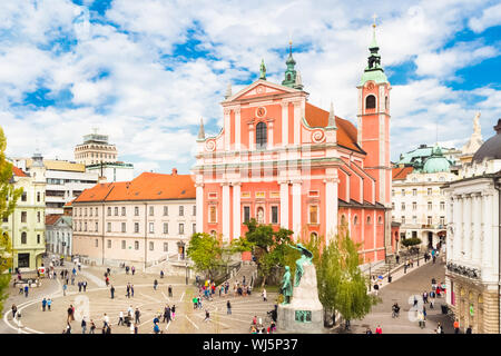 Romantische Ljubljanas Innenstadt: Fluss Ljubljanica, Triple Bridge (Tromostovje), Prešerenplatz und Franziskaner Kirche der Mariä Verkündigung, skyscrap Stockfoto