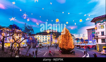 Für Weihnachtsferien dekoriert romantische Ljubljana Stadtzentrum entfernt. Preseren Platz, Ljubljana, Slowenien, Europa. Stockfoto