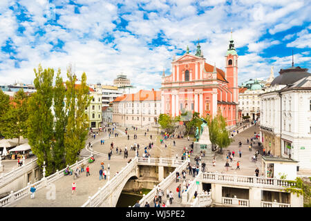 Romantische Ljubljanas Innenstadt: Fluss Ljubljanica, Triple Bridge (Tromostovje), Prešerenplatz und Franziskaner Kirche der Verkündigung; Ljubljan Stockfoto