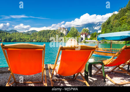 Reisende genießen Sie den Panoramablick auf die Burg von Bled auf einer Klippe über dem See von Bled, Slowenien, Europa. Stockfoto