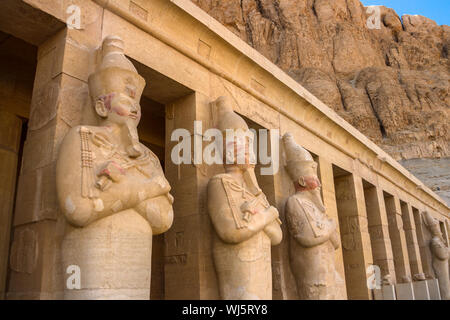 Eine Reihe von Statuen der Königin Hatschepsut als Osiris, der Gott der Toten, bei ihrem Tempel in Luxor (Theben), Ägypten. Stockfoto