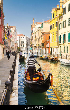 Gondeln auf Kanal in Venedig, Italien Stockfoto