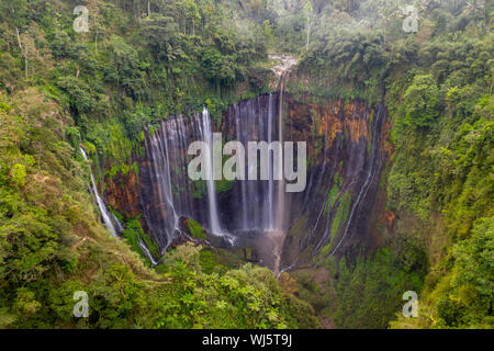 Antenne drone Bild von Tumpak Sewu Wasserfall in Ost Java, Indonesien Stockfoto
