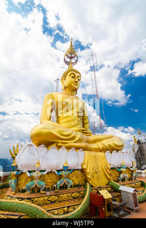 'Fußabdruck des Buddha". Buddha Statue auf der Oberseite der Kalkstein Turm - Krabi Tiger Cave - Wat Tham Sua, Krabi, Thailand. Stockfoto