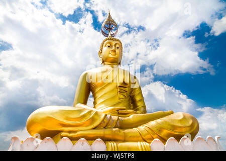 'Fußabdruck des Buddha". Buddha Statue auf der Oberseite der Kalkstein Turm - Krabi Tiger Cave - Wat Tham Sua, Krabi, Thailand. Stockfoto