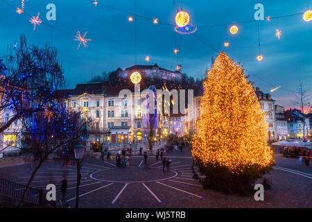 Für Weihnachtsferien dekoriert romantische Ljubljana Stadtzentrum entfernt. Preseren Platz, Ljubljana, Slowenien, Europa. Stockfoto