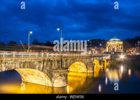 Panoramablick auf Brücke Vittorio Emanuele I und Chiesa della Gran Madre di Dio Kirche in Turin, Italien, Europa. Er schoß in der Dämmerung. Stockfoto