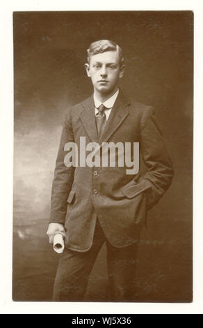 Anfang 1900 Studio Portrait von Ernst aussehender junger Mann/Teenager halten ein Zertifikat, aus dem Studio von Cairncross, 63 Jarrow St. Leicestershire, England, Großbritannien datiert 1915 Stockfoto